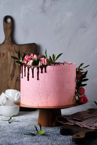 Güller ve çikolatayla süslenmiş güzel pembe düğün pastası 