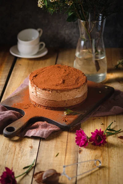 Torta Cioccolato Una Cena Festiva Fiori Dessert Fiori Tavola — Foto Stock