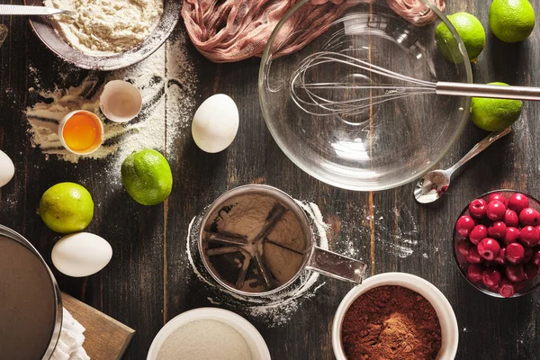 Kirazlı Çikolatalı Pasta Yapmak Için Gerekli Malzemeler Tatlılar Ahşap Mutfak — Stok fotoğraf