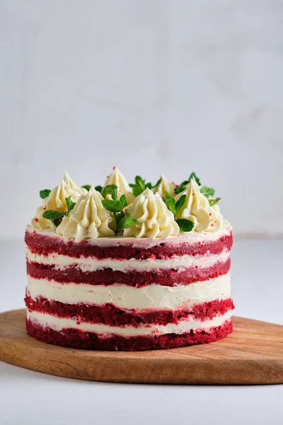 Cake Rood Fluweel Toetje Gegarneerd Met Roomkaas Room Muntblaadjes Rode — Stockfoto