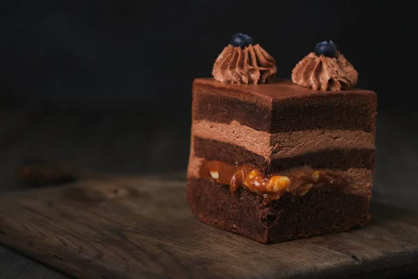 Schokoladen Biskuitteig Scheiben Schneiden Kuchen Mit Frischkäse Und Dunkler Schokolade — Stockfoto