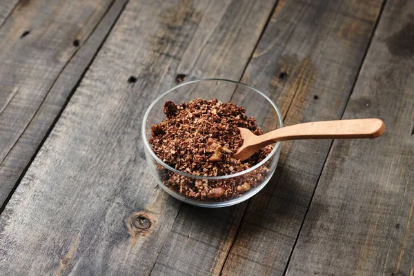 Karabuğday, fındık, Hindistan cevizi, yulaf ezmesi, bal ve chia ile çikolatalı granola..
