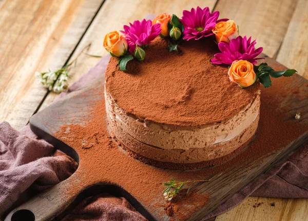 Schokoladenkuchen Mit Frischen Blumen Dekoriert — Stockfoto