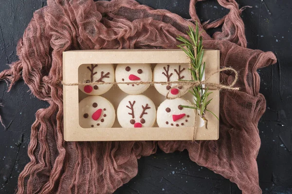 Mandalina dolgulu yeni yıl pastaları, beyaz çikolata ve krema. Noel için lezzetli ve lezzetli Fransız tatlıları, kardan adam ve geyiklerle süslenmiş..