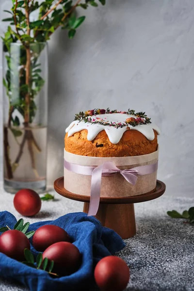 Homemade Cake Red Eggs Celebrate Easter Easter Symbols Easter Cake — Stock Photo, Image