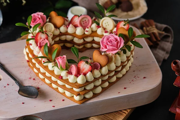 Honingcake Versierd Met Verse Aardbeien Rozen Kruiden Roomkaas Crème Dessert — Stockfoto