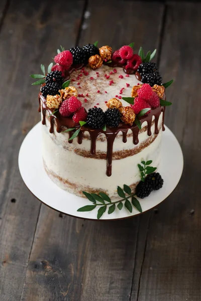 おいしいと美しい手作りのケーキ 休日のための菓子 新鮮なベリー 緑の葉やお菓子で飾られたデザート — ストック写真