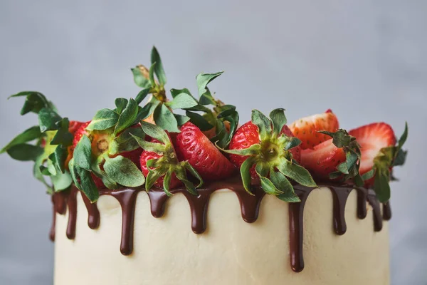 Verjaardagstaart Met Aardbeien Chocolade Een Heerlijk Natuurlijk Dessert Voor Een — Stockfoto