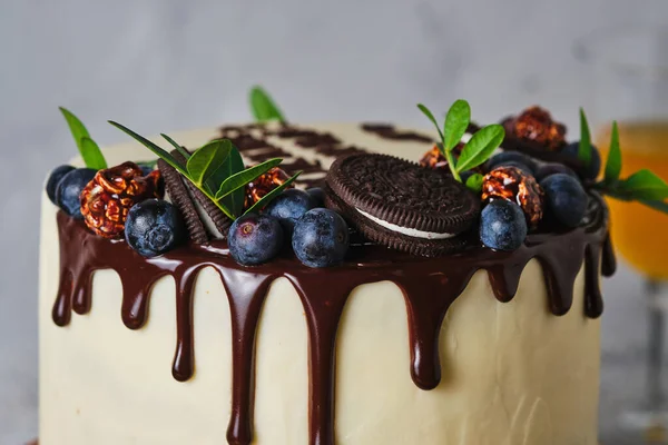 Verjaardagstaart Versierd Met Bessen Koekjes Chocolade — Stockfoto