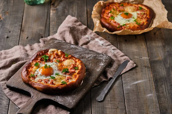 Jambonlu Peynirli Yumurtalı Domates Soslu Şifalı Hamur Hamurlu Rustik Pizza — Stok fotoğraf