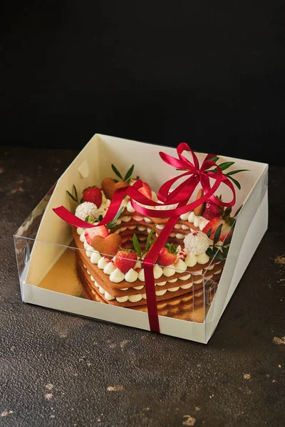 Honingcake Met Verse Aardbeien Kruiden Fetas Roomkaasroom Dessert Voor Een — Stockfoto