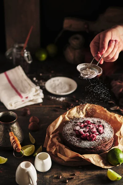 Kirazlı Çikolatalı Pasta Yapma Süreci Tatlılar Ahşap Mutfak Masasında Aşçı — Stok fotoğraf