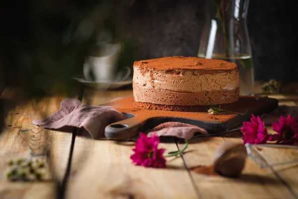 Torta Cioccolato Una Cena Festiva Fiori Dessert Fiori Tavola — Foto Stock