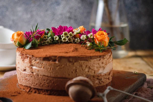 Chocolade Kwarktaart Voor Een Feestelijk Diner Toetje Bloemen — Stockfoto