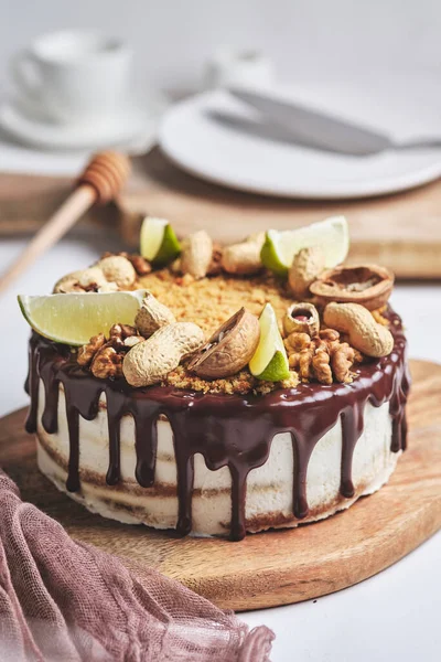 Klassieke Zelfgemaakte Honingcake Een Verjaardagstaart Met Honing Chocolade Noten Notenboter Stockfoto