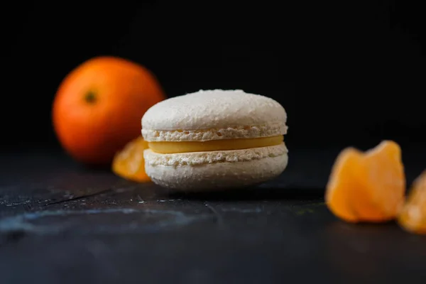 Makarontårta Med Mandarin Fyllning Läcker Och Vacker Fransk Dessert Royaltyfria Stockfoton
