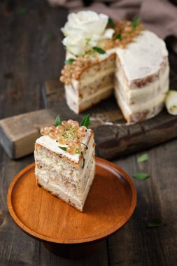 Krem peynirli ve üzümlü bir dilim ev yapımı kek. Taze böğürtlenlerle süslenmiş güzel bir tatlı..