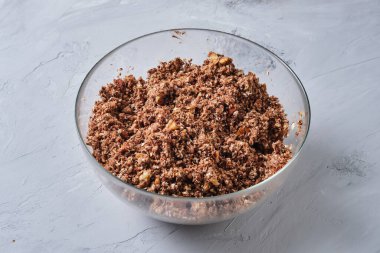 Tahıl pişiriyorum. Fırında pişirmeden önce çiğ yemek. Sağlıklı yemek..