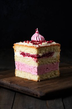 Vanilyalı-ahududulu sünger keki. Krem peynirli pasta, ahududu dolgulu ve bir kat marşmelov..