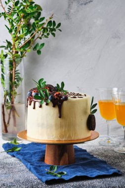 Meyve, kurabiye ve çikolatayla süslenmiş doğum günü pastası..