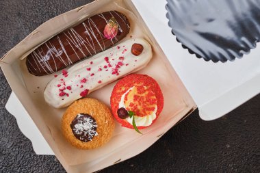 Hediye kutusunda kremalı pasta. Muhallebi ve shu.