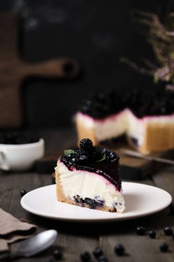 Yabanmersinli lezzetli cheesecake. Yabanmersinli ve böğürtlenli tatlı. İçinde taze böğürtlen ve üstünde yabanmersini reçeli var..