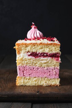 Vanilyalı-ahududulu sünger keki. Krem peynirli pasta, ahududu dolgulu ve bir kat marşmelov..