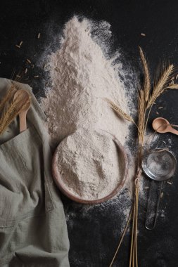 Çavdar unu, elek ve kulak. Ekmek yapmak için hazırlık.