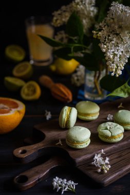 Turunçgil dolgulu makarna. Tahta bir masanın üzerinde taze narenciye ve meyveler. Tahtadaki lezzetli ve güzel Fransız hamur işleri..