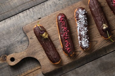 Çikolata kaplı kremalı klasik Fransız ekini. Tatlı, dondurulmuş ahududu, taze kiraz ve hindistan cevizi ile süslenir. Lezzetli ve güzel bir pasta..