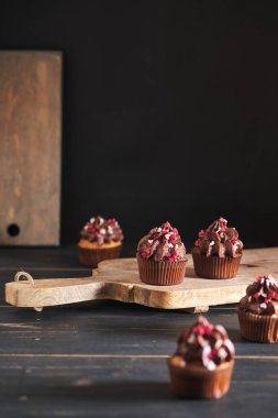 Sevdiklerimize hediye olarak kek. Çikolata kremalı turuncu kekler. Yemek pişirme süreci. Tatlı ve kahve..