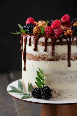 Lezzetli ve güzel el yapımı pasta. Tatil için şekerleme. Taze böğürtlen, yeşil yaprak ve şekerle süslenmiş tatlı..