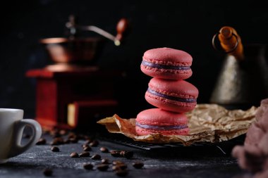 Lezzetli Fransız tatlısı. Makaronlu kek. Badem unundan yapılmış tatlı ve ahududu aromalı beyaz çikolatalı ganache ile dolu..