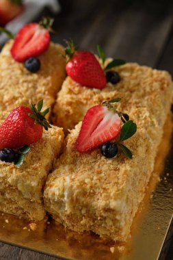 Kremalı Napolyon keki. Lezzetli ve lezzetli ev yapımı meyveli börek..