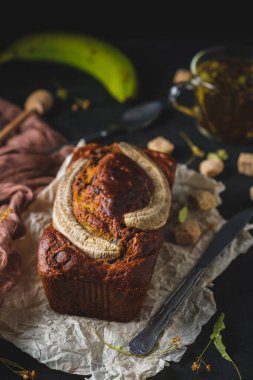 Ev yapımı muzlu ekmek. Tatlı muz yarısıyla süslenmiş..