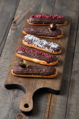 Çikolata kaplı kremalı klasik Fransız ekini. Tatlı, dondurulmuş ahududu, taze kiraz ve hindistan cevizi ile süslenir. Lezzetli ve güzel bir pasta..