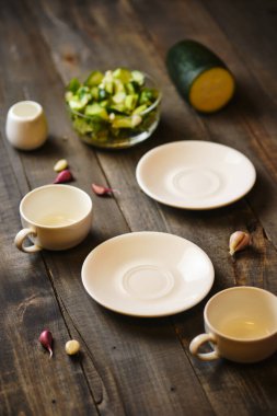 Frittata için yemek takımı. İtalyan kırsalında öğle yemeği.