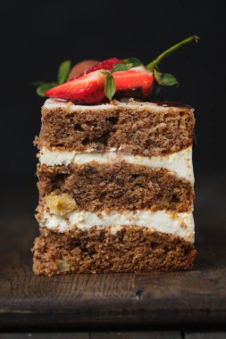 Muzlu, baharatlı sünger keki. Krem peynirli pasta. Farklı aromalı tatlı: tarçın, fındık, muz, ananas. Lezzetli ve alışılmadık.