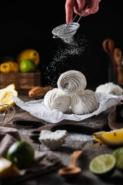 Ev yapımı limonlu marşmelov. Eski ahşap mutfak masasında lezzetli meyveler pişirmek. Limon suyu ve lezzet katılmış elma şekeri..