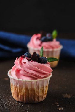 Aşıklar ve güller için kekler. Krem peynirli, böğürtlenli, otlu ve çikolatalı kekler..