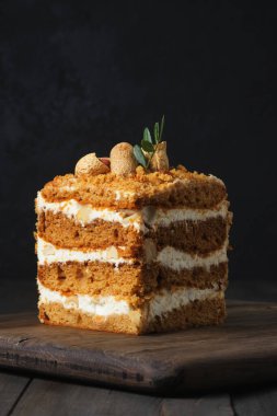 Bal süngerli keki kes. Krem peynirli kek, fıstık ezmeli ve fıstık ezmeli..