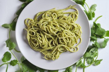 Pesto soslu makarna. Ev yapımı İtalyan yemeği. Üst görünüm.