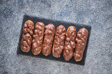 Fıstıklı, karamelli, çikolatalı ve çikolatalı ekler. Lezzetli ve doğal ev yapımı tatlılar..