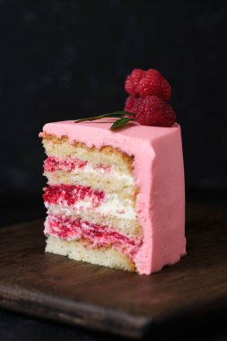 Kesik şeklinde ahududulu kek. Krem peynirli kek ve ahududu püresi dolgulu.