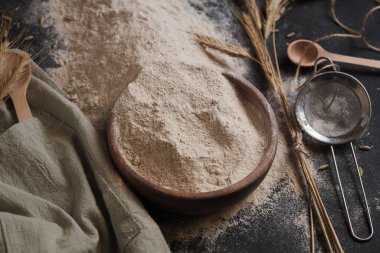 Çavdar unu, elek ve kulak. Ekmek yapmak için hazırlık.