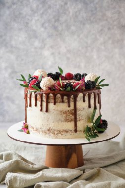 Lezzetli ve güzel el yapımı pasta. Tatil için şekerleme. Taze böğürtlen, yeşil yaprak ve şekerle süslenmiş tatlı..