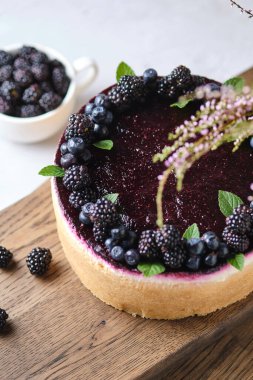 Yabanmersinli lezzetli cheesecake. Yabanmersinli ve böğürtlenli tatlı. İçinde taze böğürtlen ve üstünde yabanmersini reçeli var..