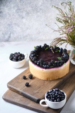 Yabanmersinli lezzetli cheesecake. Yabanmersinli ve böğürtlenli tatlı. İçinde taze böğürtlen ve üstünde yabanmersini reçeli var..