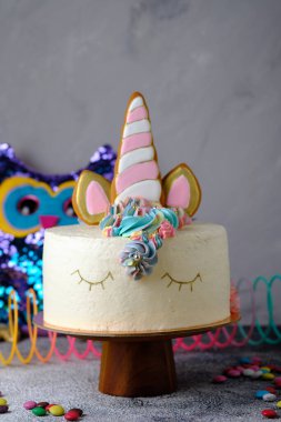 Çocuk partisi için tek boynuzlu at şeklinde çok renkli bir pasta..