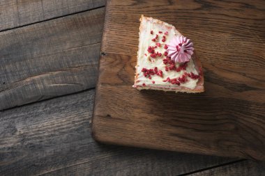 Vanilyalı-ahududulu sünger keki. Krem peynirli pasta, ahududu dolgulu ve bir kat marşmelov..